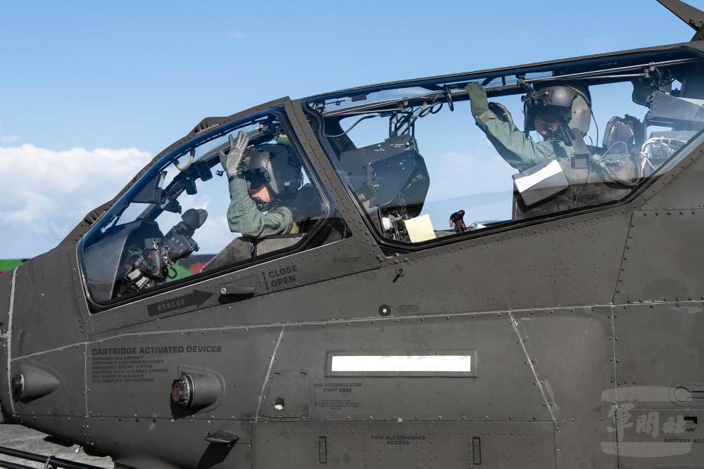 備炸作業進行時，飛官將雙手舉起，確保不會誤觸武器開關。（軍聞社記者林庭暉攝）