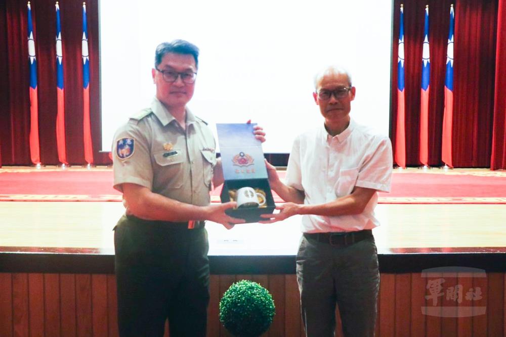 憲兵指揮部督察室副主任魏上校致贈紀念品。（國防部提供）
