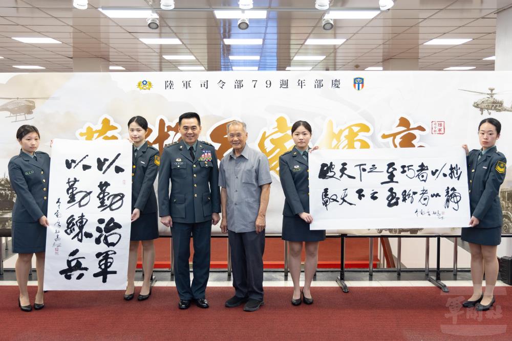 李轂摩老師致贈畫作予陸軍司令部。（軍聞社記者吳柏融攝）