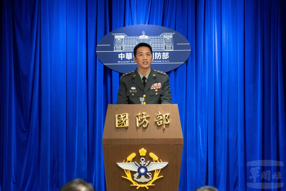 國防部作計室聯合作戰處副處長許上校，說明中共軍事威脅及國軍救災任務狀況。（軍聞社記者吳東昇攝）
