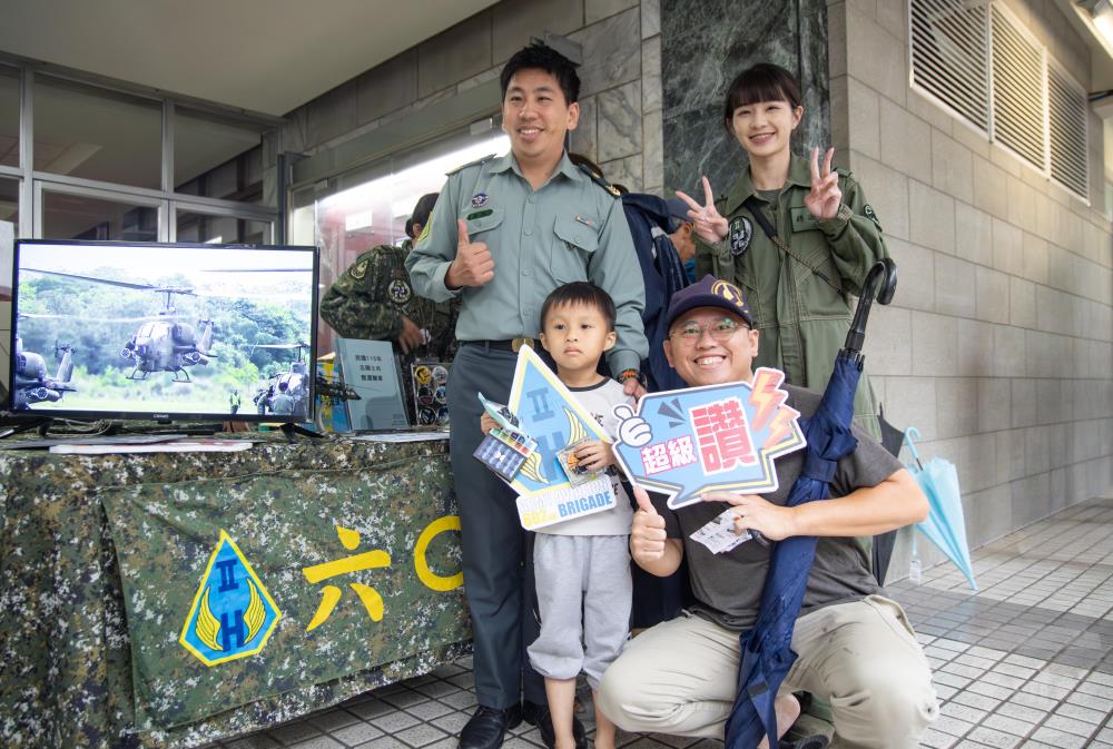 國軍於現場設置人才招募攤位。（軍聞社記者吳柏融攝）