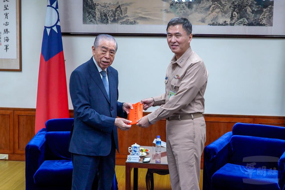 李榮譽理事長致贈慰問金，感謝海軍官兵守護海疆辛勞。（軍聞社記者陳傳奇攝）