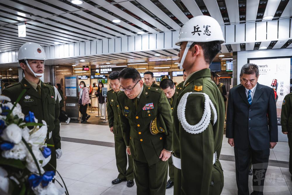 張少將率官兵向楊榮華烈士表達深切敬意。（青年日報提供）