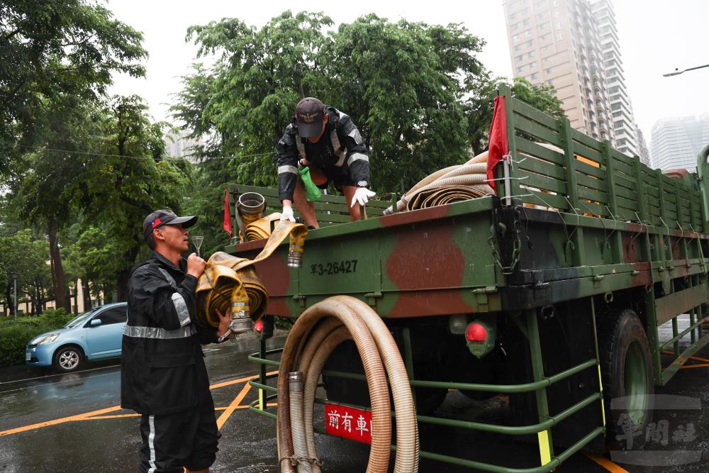 水下作業大隊派遣兵力前往高雄市逢甲路，協助抽水作業。（軍聞社記者林澤廷攝）