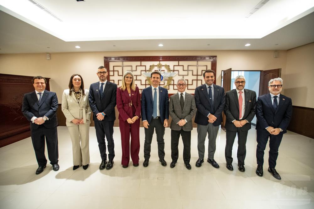 國防部軍政副部長徐斯儉接見義大利國會友臺協會訪團。（軍聞社記者王茗生攝）