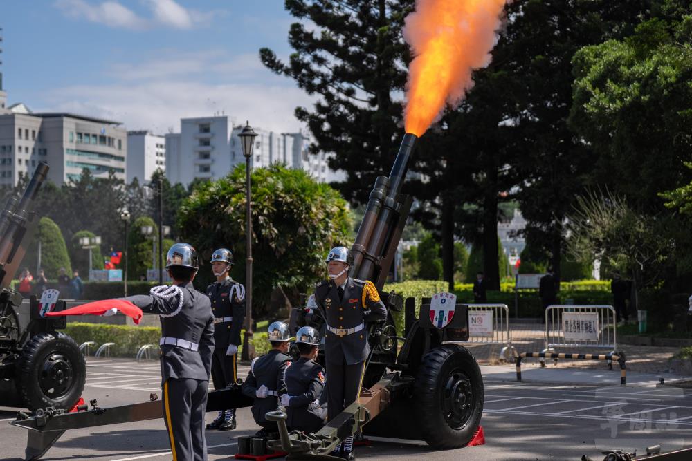 陸軍禮砲連鳴放禮砲。（軍聞社記者林庭暉攝）