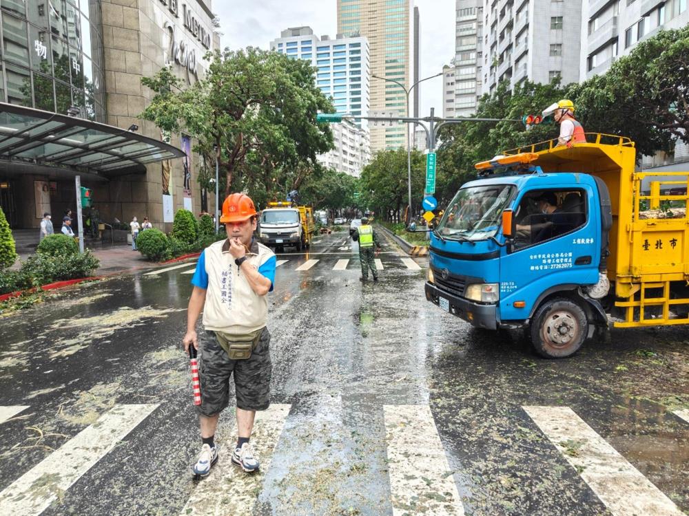 國防志工協助市容恢復工作。（臺北市兵役局提供）