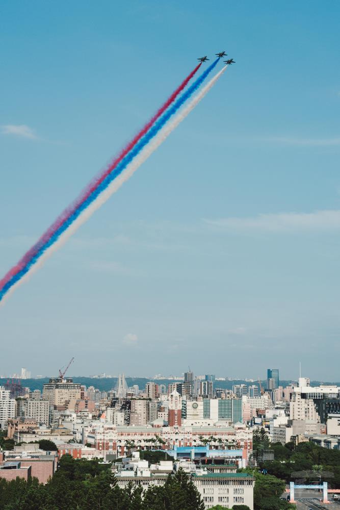 空軍雷虎小組2日飛越總統府上空。（軍聞社記者陳彥樺攝）