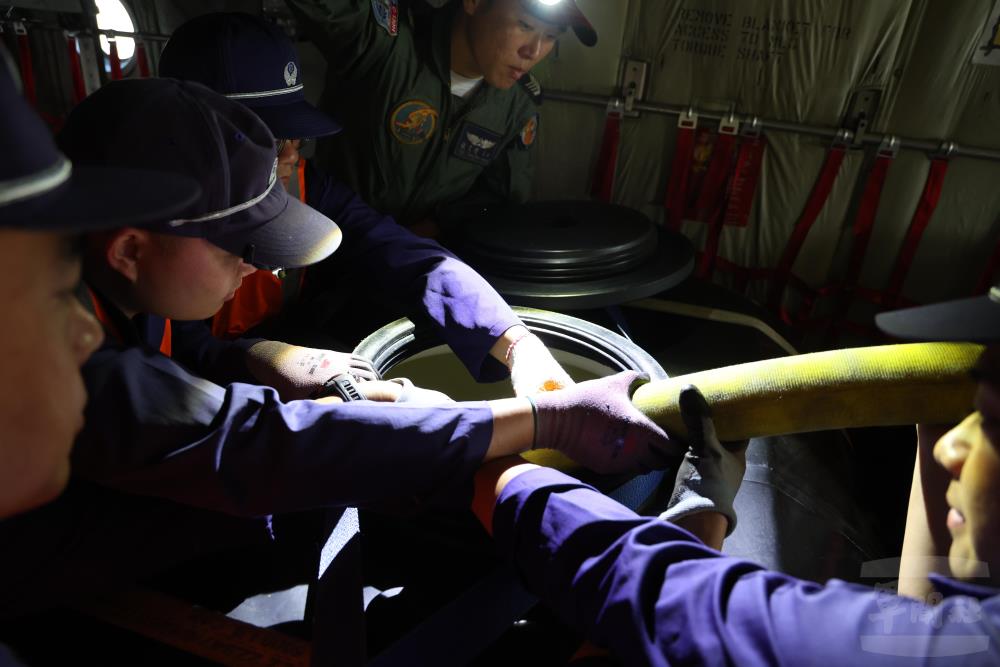 注水作業。（軍聞社記者林澤廷攝）