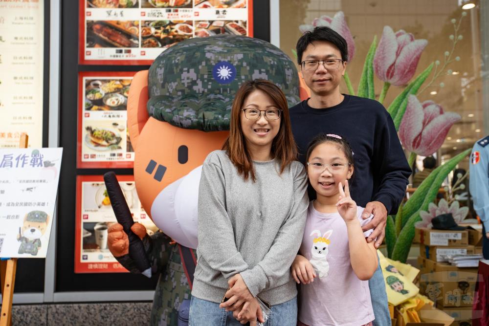 林先生表示，透過這樣的體驗活動，讓小朋友更瞭解國軍平時的工作內容。（軍聞社記者王茗生攝）