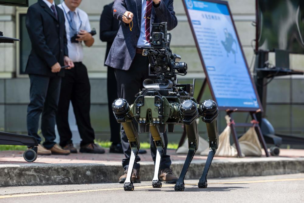 火力型機器狗具備偵察與火力支援等任務執行能力。（軍聞社記者蔡枋澐攝）