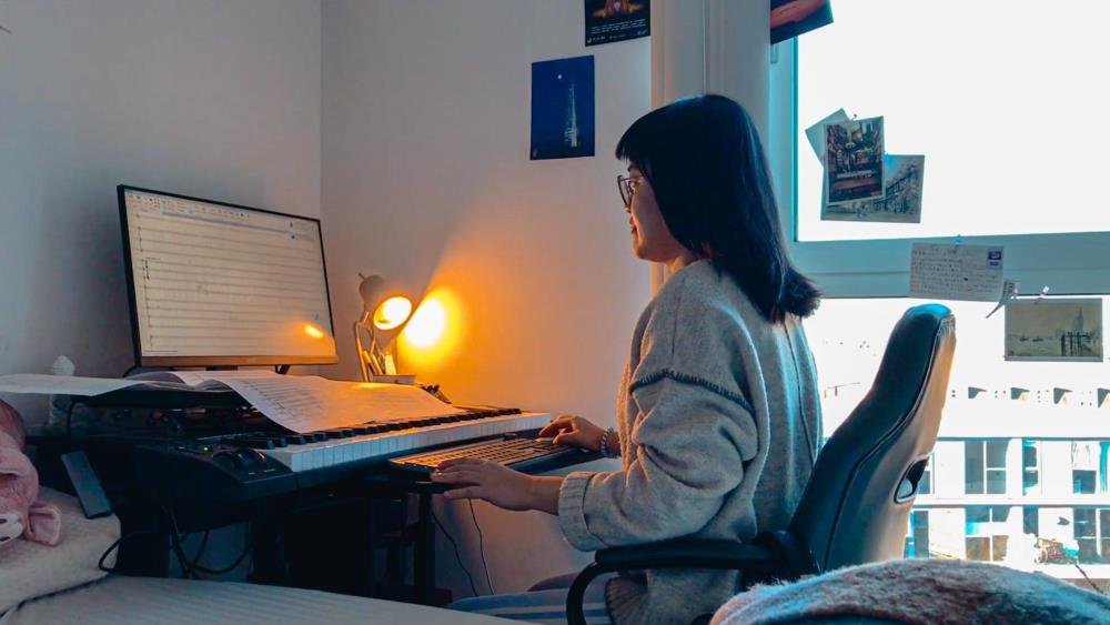 作曲家黃芮盈於英國倫敦進行作曲創作與研究工作，持續發展其結合軍旅結構與當代音樂語法的創作方向。（黃芮盈提供）