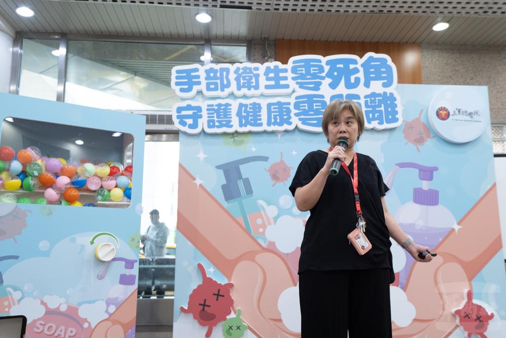 感染管治師講解洗手步驟。（軍聞社記者呂尚俞攝）