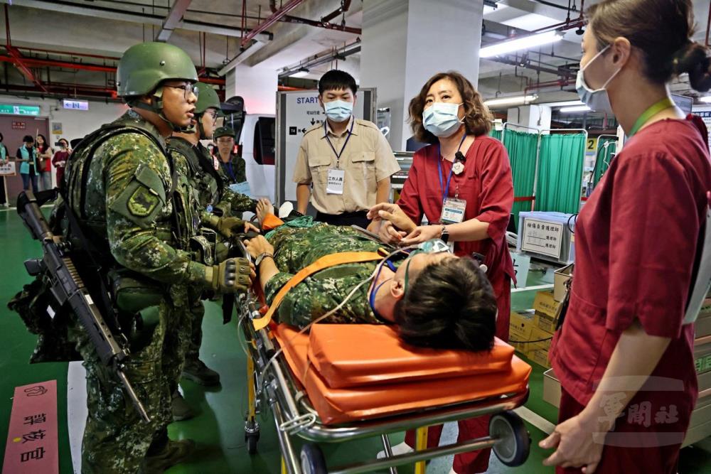 高雄榮總醫護同仁將模擬燒燙傷官兵送至「燒燙傷隔離帳」，進行後續醫療救治。（青年日報提供）