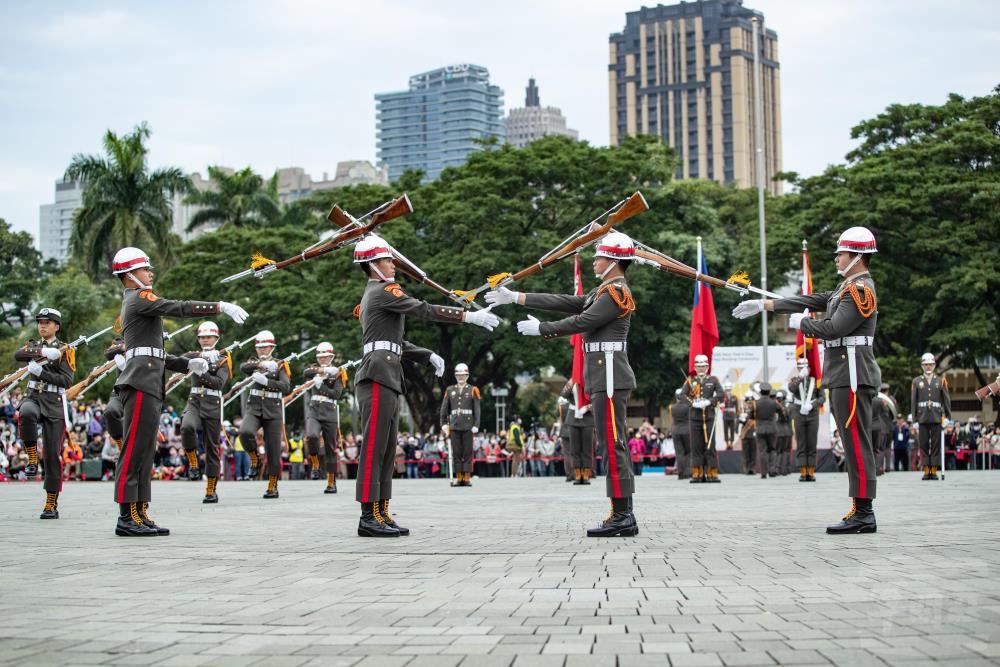 海軍陸戰隊樂儀隊展現精湛操槍。（軍聞社記者王茗生攝）
