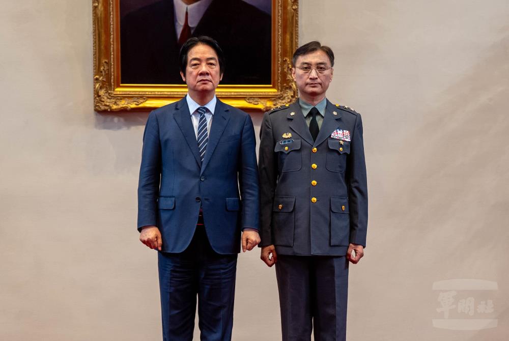 賴總統與董中將合影。（軍聞社記者尤昱翔攝）