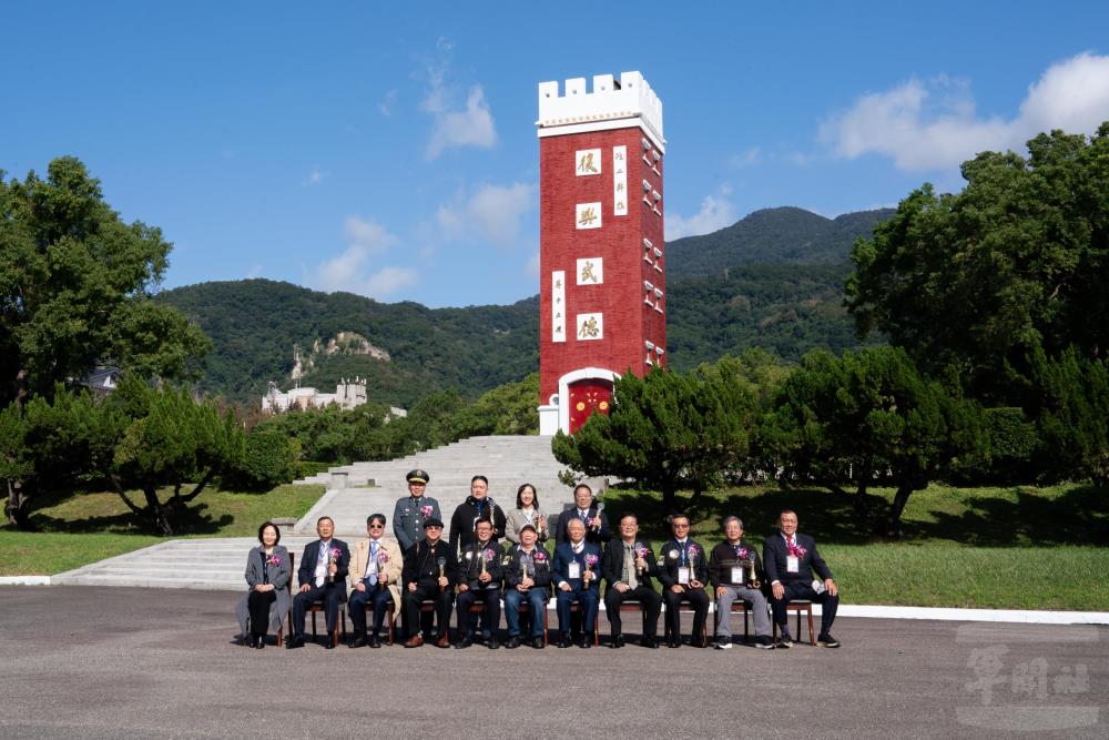 唐院長與傑出校友合影。（軍聞社記者李恬恬攝）