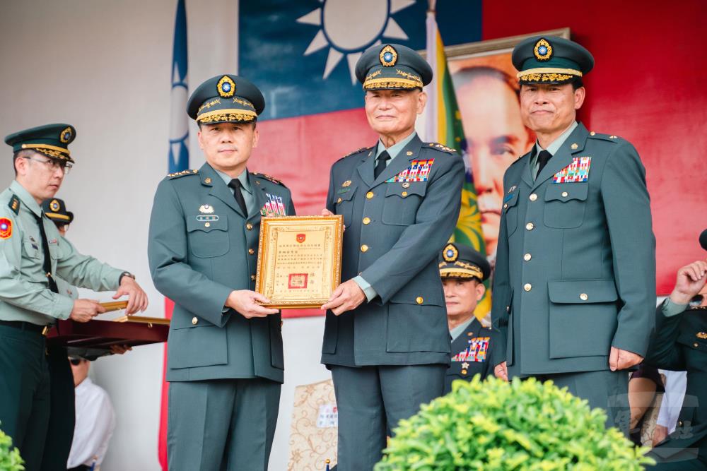 呂司令頒發傑出校友證書。（軍聞社記者林庭暉攝）