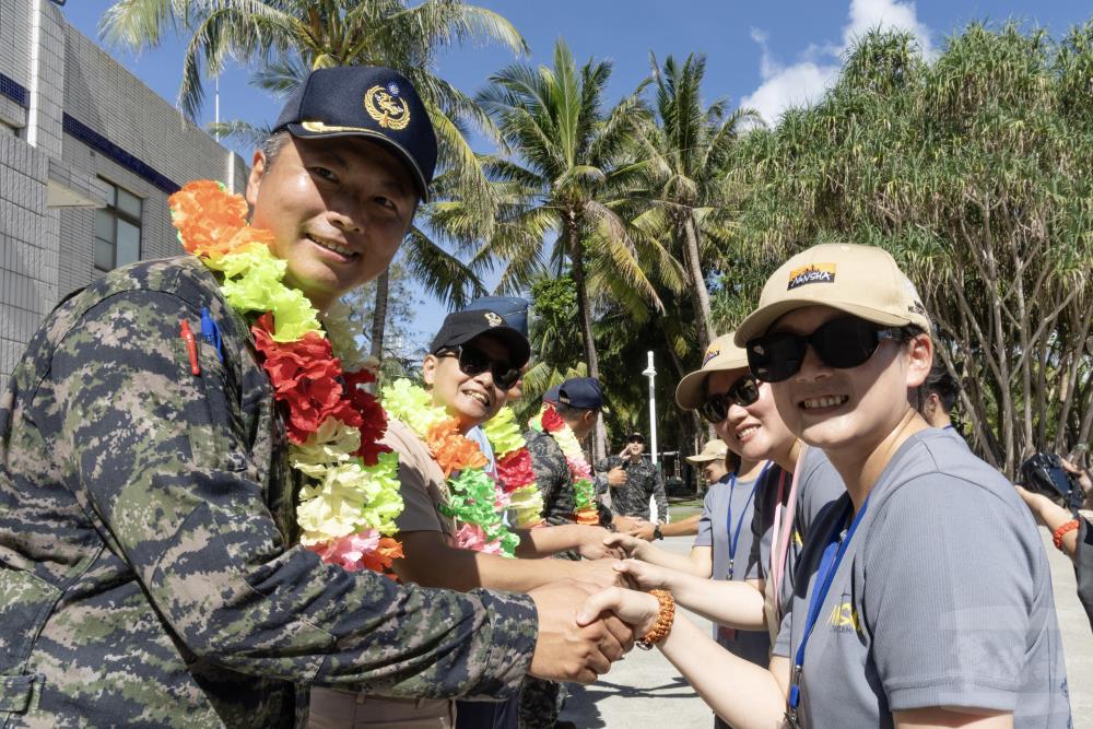 南沙研習營師生向駐島官兵代表獻上花環致敬，感謝他們守護國土的辛勞。（軍聞社記者李恬恬攝）
