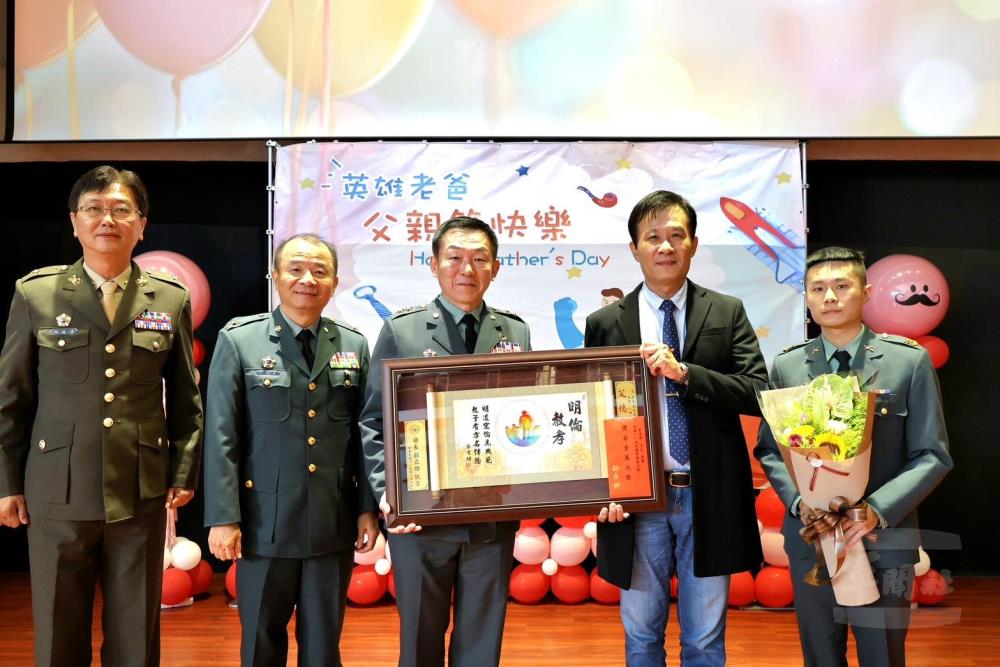 劉指揮官前往各地區指揮部主持「114年度模範父親表揚典禮」。（後備指揮部提供）