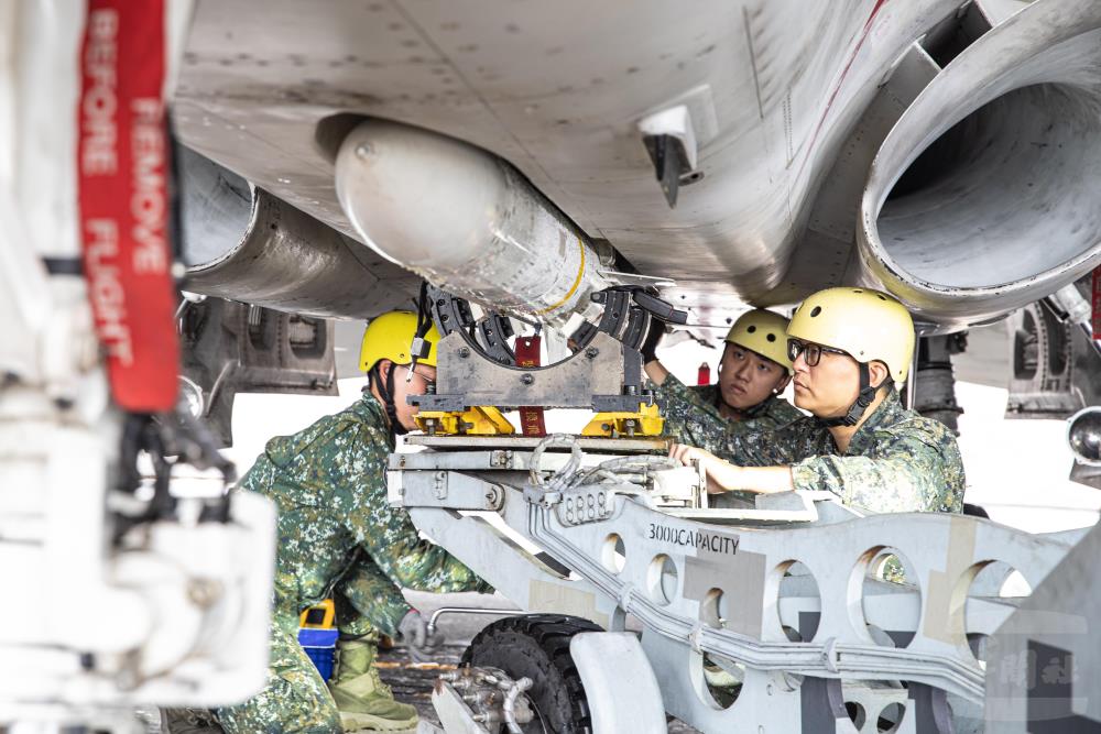 IDF戰機由地勤人員完成戰機潛力裝掛。（軍聞社記者卓以立攝）