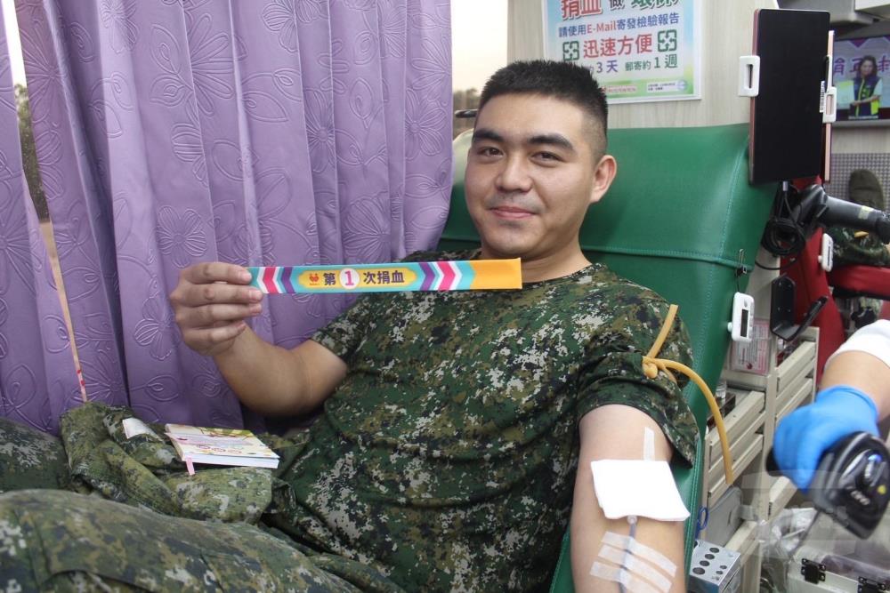 裝訓部官兵參與捐血活動，以行動展現軍愛民精神。（裝訓部提供）