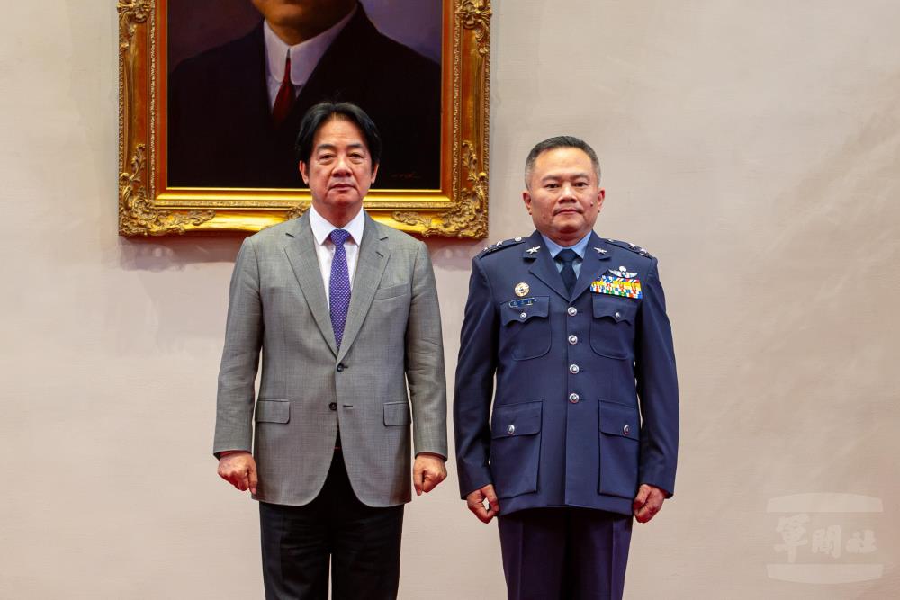 賴總統與吳中將合影。（軍聞社記者尤昱翔攝）