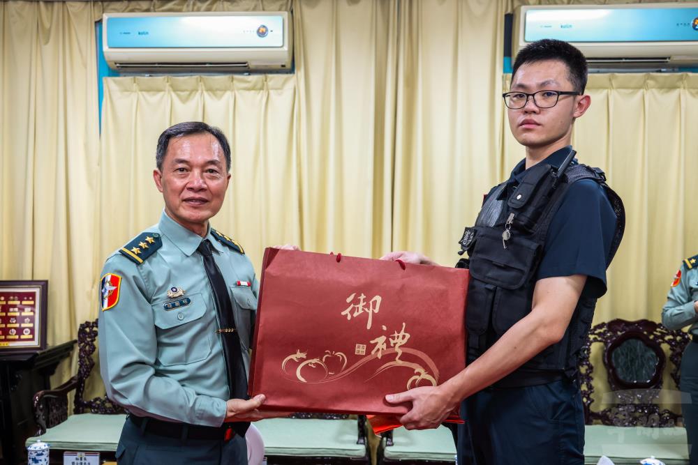 鍾副部長代表顧部長頒贈官兵端節禮品。（軍聞社記者吳東昇攝）