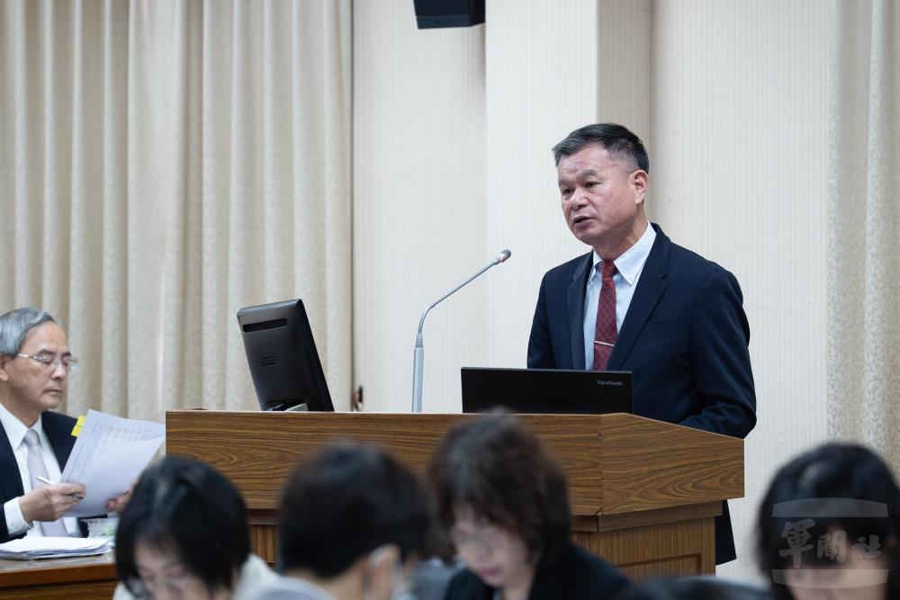 黃司長詳述國軍未來以「科技取代人力、火力取代傳統兵力」之建軍規劃方向。（軍聞社記者陳彥樺攝）