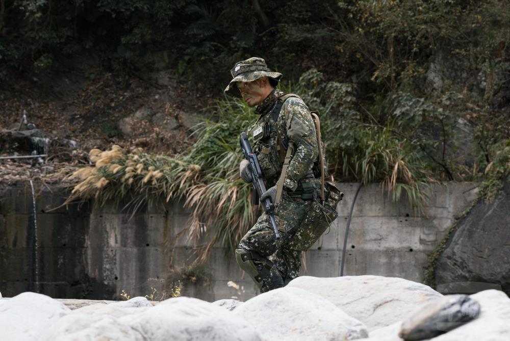 偵察組沿大甲溪河道探勘重要地形要點。（軍聞社記者李恬恬攝）