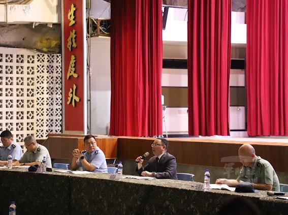 國防部赴外島辦理「陸海空軍懲罰法及軍人權益事件處理法巡迴教育暨座談」。（國防部提供）