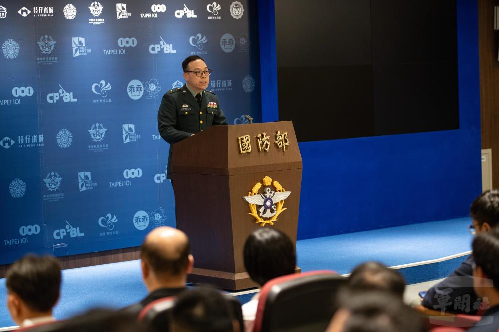 主計局歲計處處長嚴少將針對針對116年度國防預算進行說明。（軍聞社記者王茗生攝）