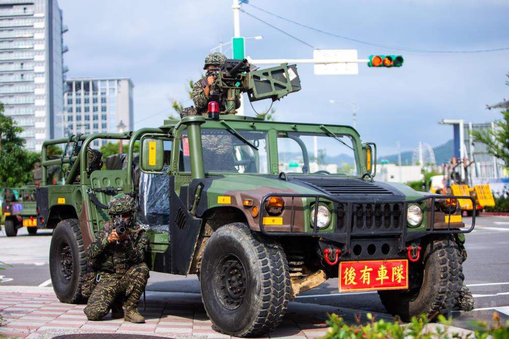 陸戰99旅執行戰鬥巡邏後下車對外實施警戒。（軍聞社記者王進福攝）