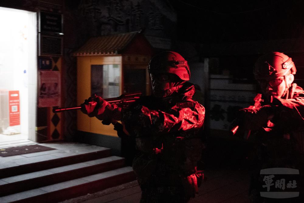 襲擊組對敵發起襲擊。（軍聞社記者李恬恬攝）