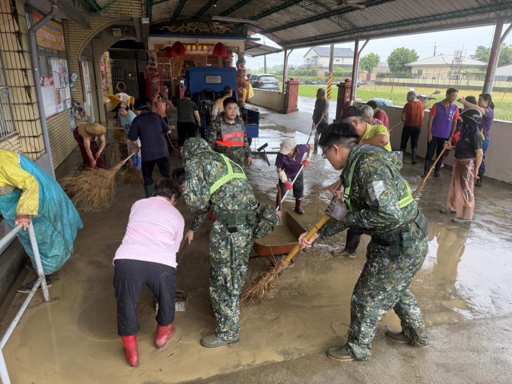 第四作戰區官兵與民眾協力清除活動中心淤泥，恢復家園環境。（第四作戰區提供）