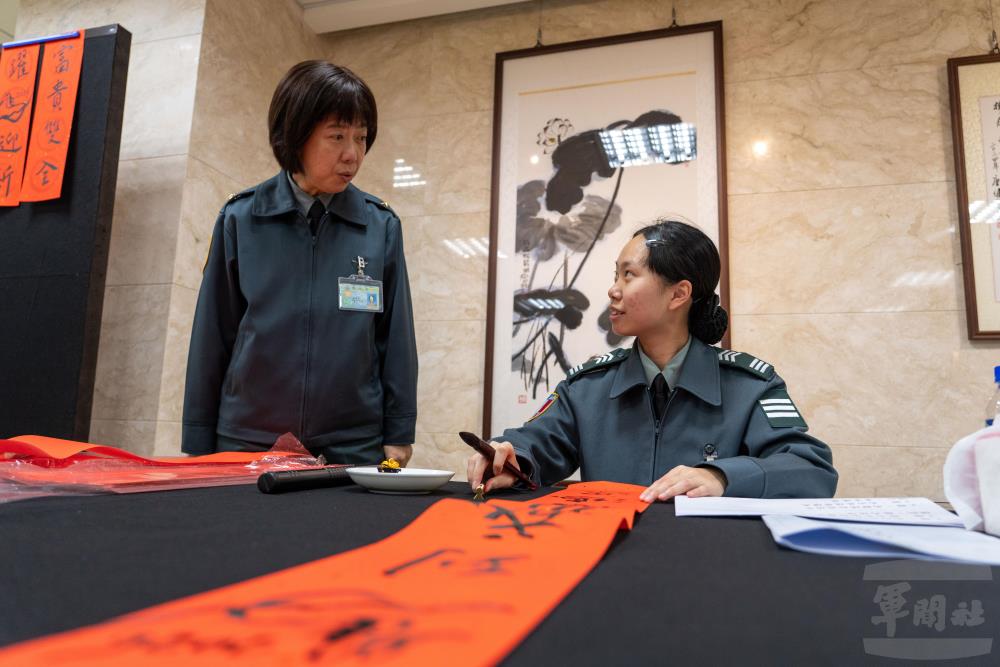 朱處長向現場揮毫的名家及國防部同仁致上誠摯的春節祝福。（軍聞社記者吳東昇攝）