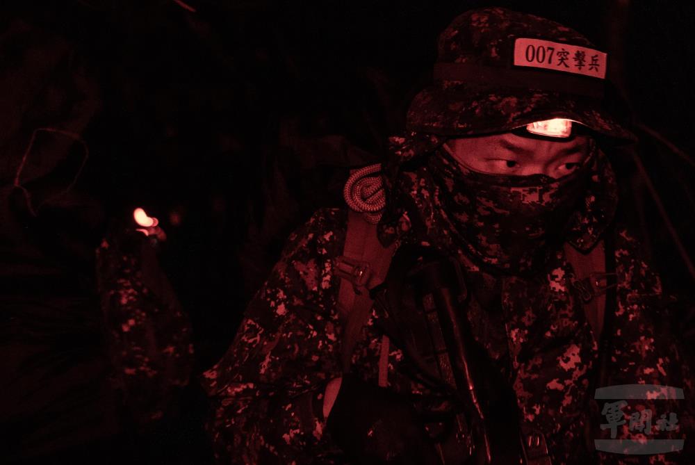 學員於夜間遭敵襲擊，分組交互掩護撤離至預備隱伏區。（軍聞社記者李恬恬攝）