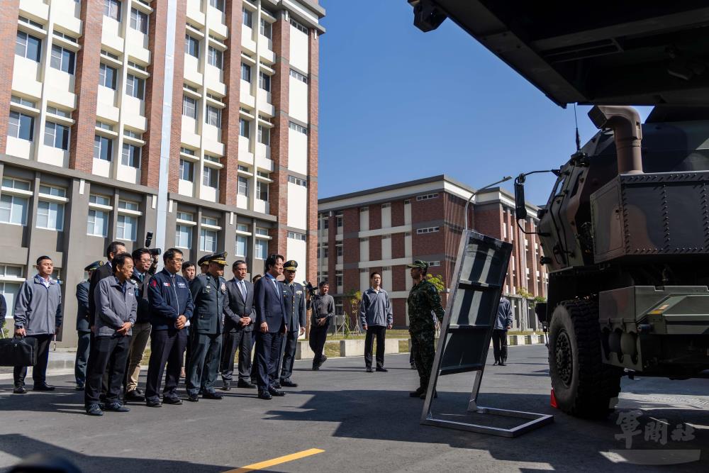 賴總統視導國軍新式裝備。（軍聞社記者蔡枋澐攝）