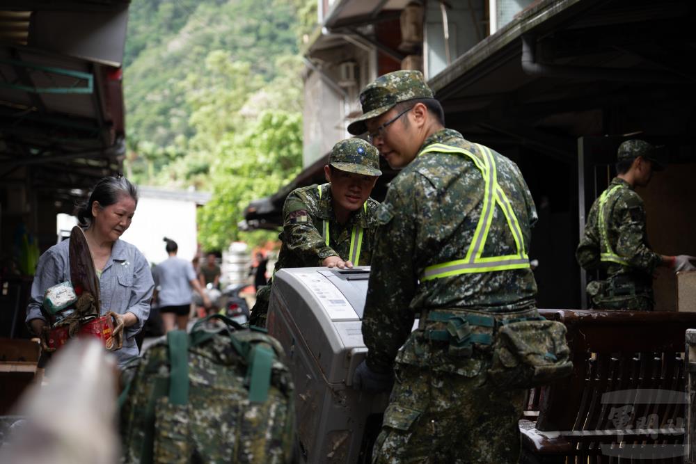 蘭指部官兵協助民眾清運大型家具。（軍聞社記者吳東昇攝）