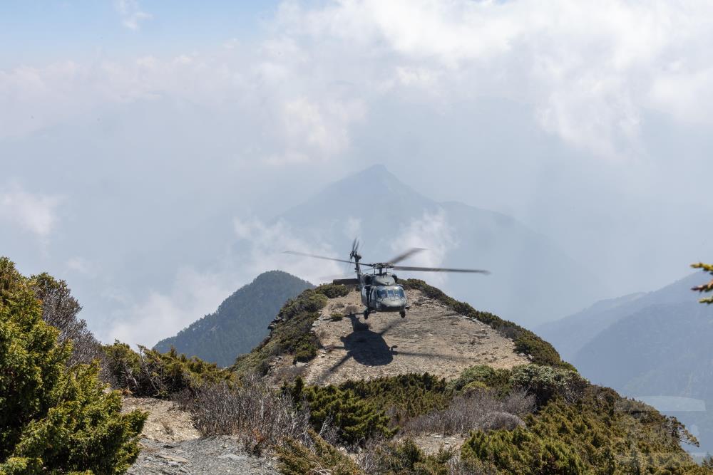 運補任務時，飛行官會先將機身輕觸地面，確認地面能完全承受直升機重量。（軍聞社記者吳柏融攝）