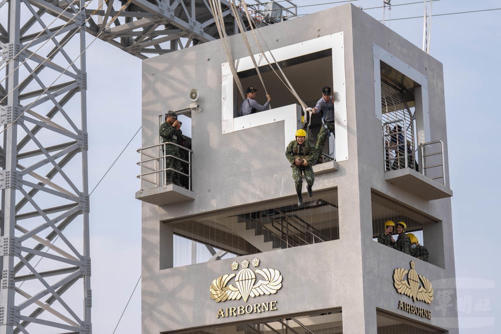 陸軍航特部傘訓戰鬥營登場　學員一日體驗傘兵精實訓練
