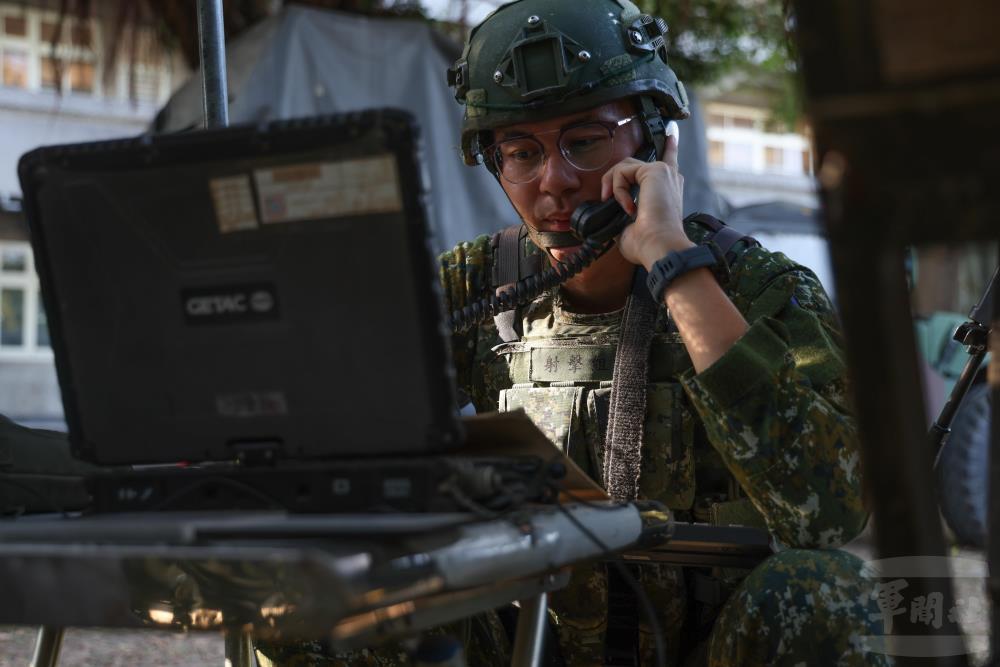 43砲指部官兵進行M110自走砲聯合操作演練。（軍聞社記者林澤廷攝）