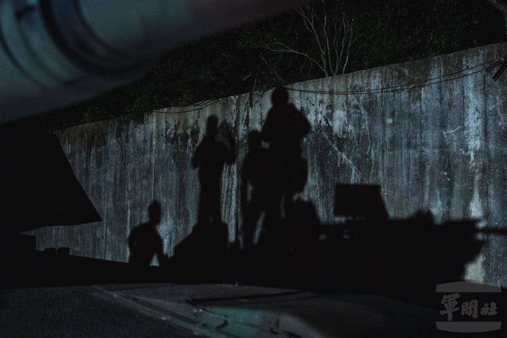 官兵在天色未亮之際，執行車輛檢查與通聯測試。（軍聞社記者陳彥樺攝）