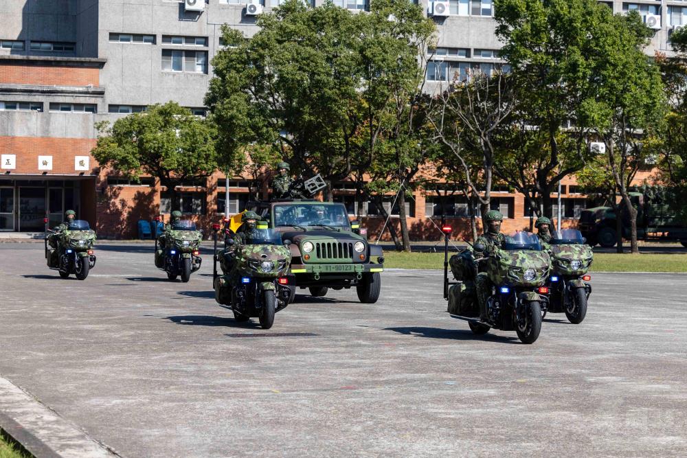 快反連憲兵班實施聯合分列式操演。（軍聞社記者蔡枋澐攝）