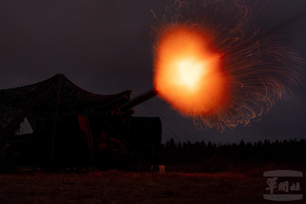 155榴砲震撼火光劃破黎明前的寂靜。（軍聞社記者李恬恬攝）