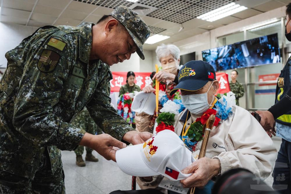 金防部指揮官李中將致贈參戰前輩紀念帽。（軍聞社記者陳彥樺攝）