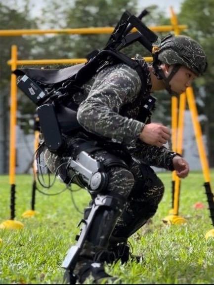 中科院研發軍用外骨骼，協助官兵執行軍事行動。（中科院提供）