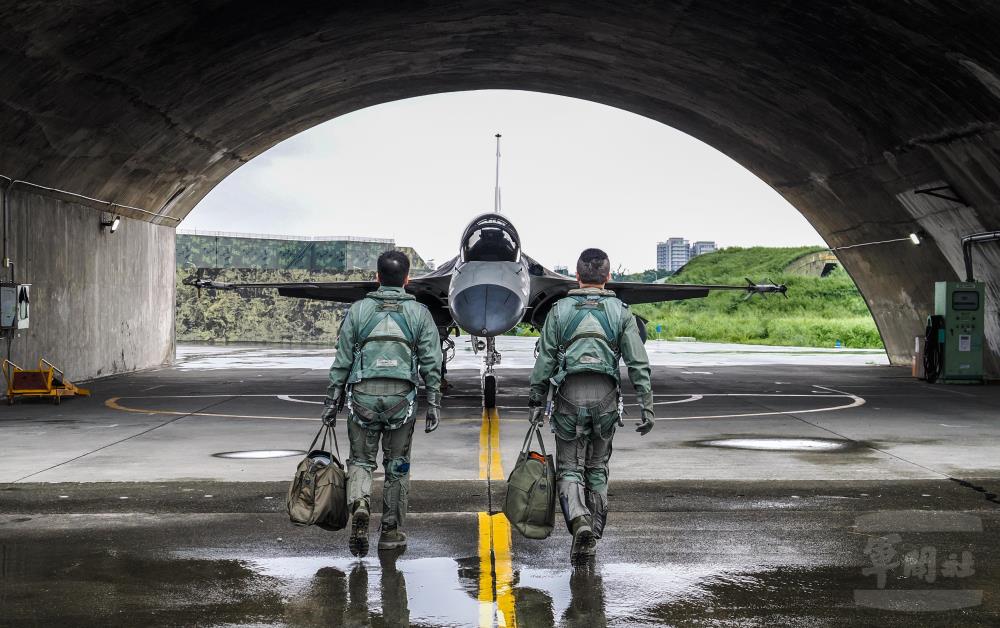 空軍第1聯隊IDF經國號戰機飛官，準備執行飛行任務。（軍聞社記者陳軍均攝）