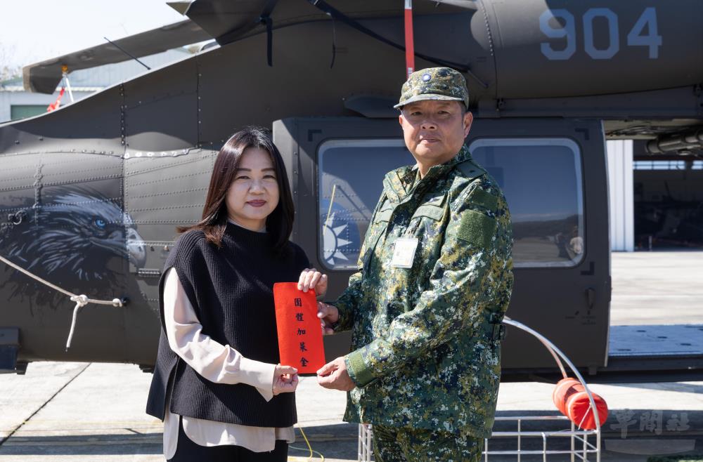 馬召委致贈加菜金。（軍聞社記者吳柏融攝）