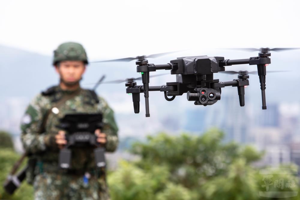 「微型無人機」，可有效執行監偵作業。（軍聞社記者周昇煒攝）